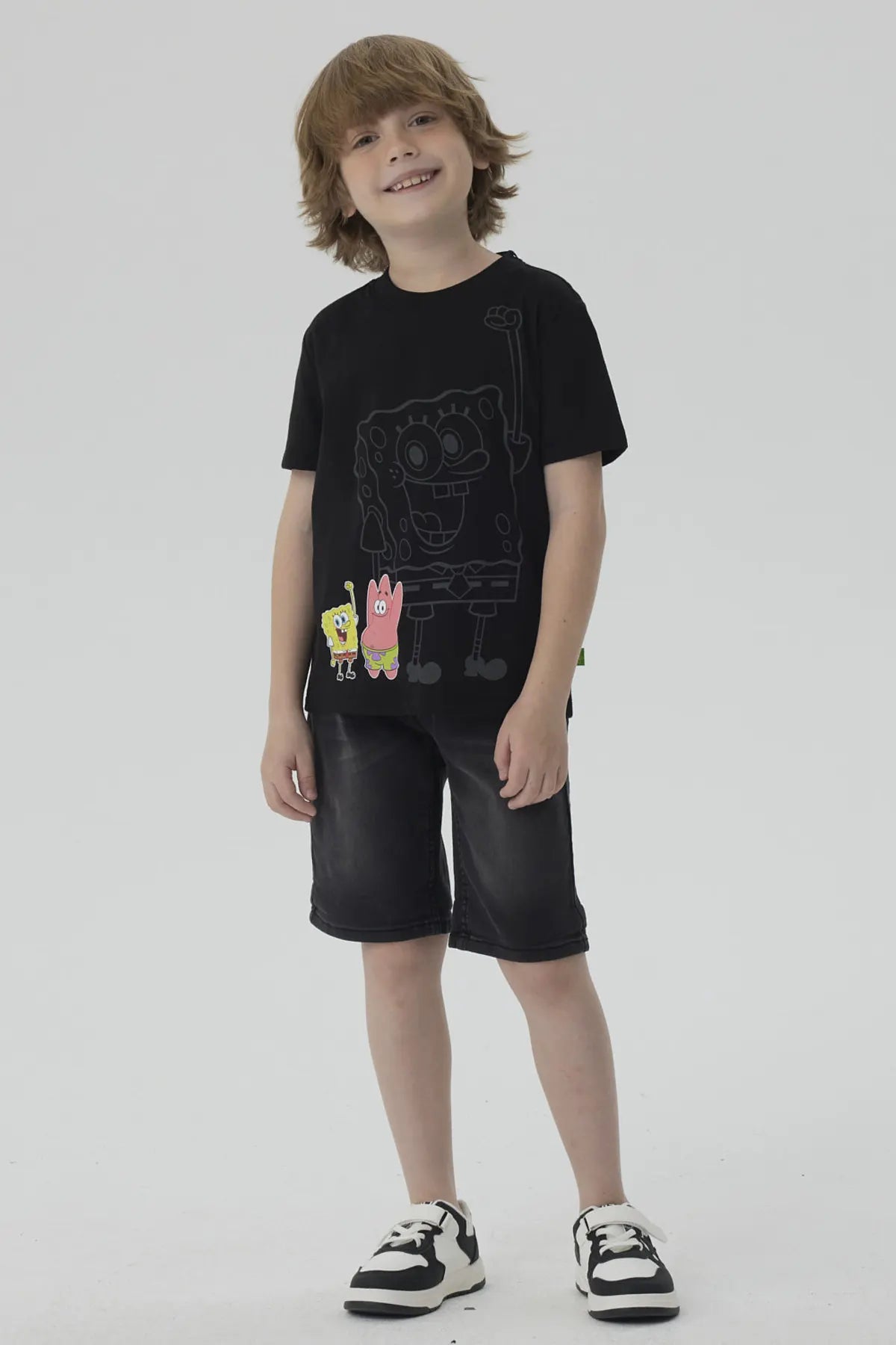 Polera negra de Bob Esponja con estampado colorido de Bob Esponja y Patricio, mostrando su alegría y amistad en un diseño divertido y vibrante.