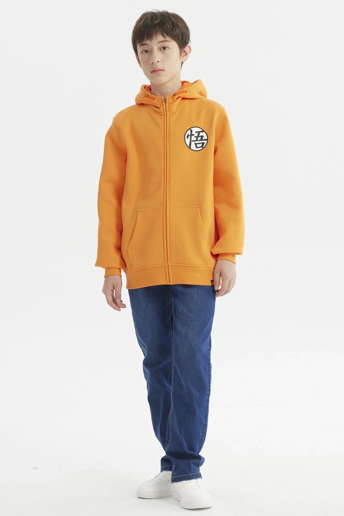 Polerón naranjo de Dragon Ball con logo de Goku en el pecho, ideal para fans que buscan comodidad y estilo mientras recuerdan las épicas batallas del universo.
