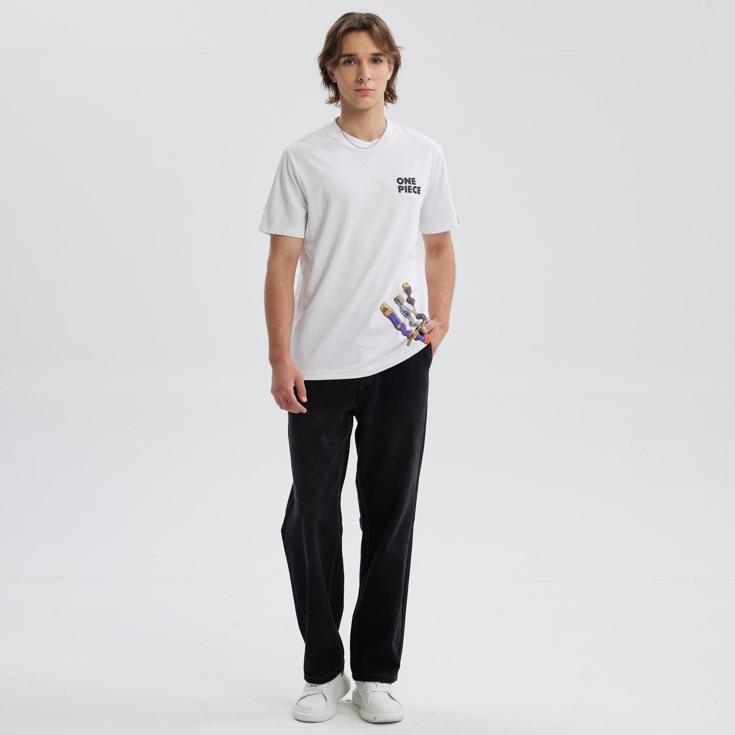 Polera blanca de algodón con estampado de espadas de Zoro de One Piece, logo en negro, diseño que destaca la esencia del guerrero y su legado.