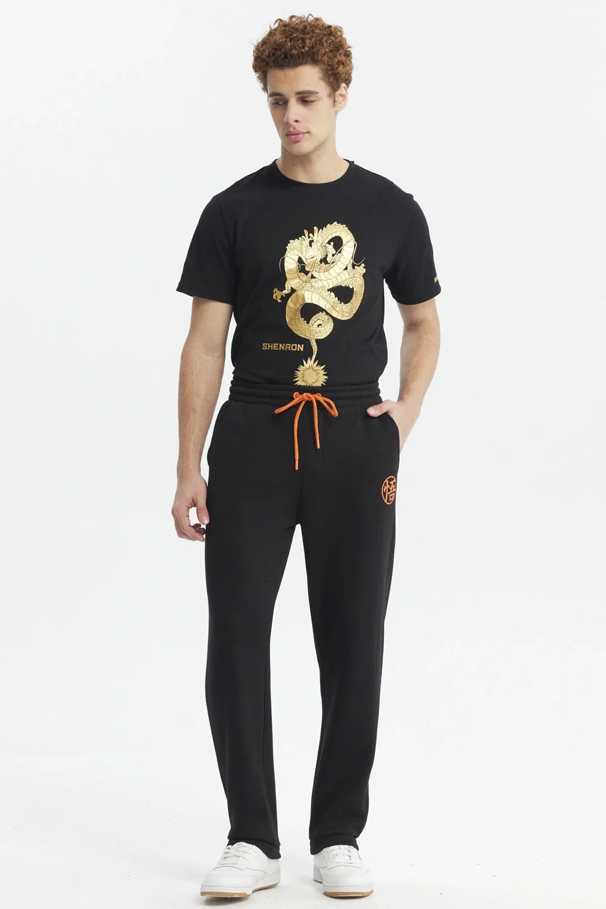 Pantalón buzo negro con detalles en naranja, presenta el logo de Dragon Ball en el muslo, ideal para fans que buscan comodidad y estilo.