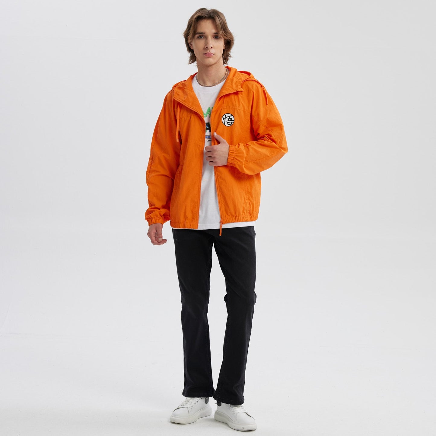 Cortavientos naranja de Dragon Ball con capucha, presenta el icónico símbolo de Kame en el pecho, ideal para los fans de la saga que buscan estilo y comodidad.