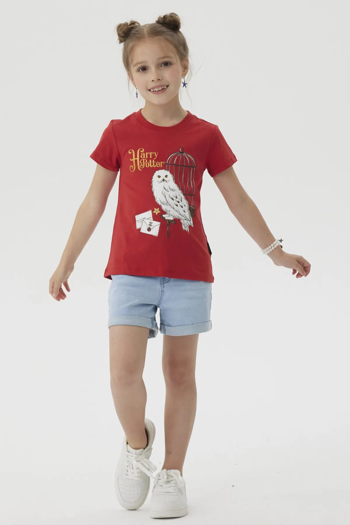 Polera burdeos de Harry Potter con un diseño ilustrativo de Hedwig en una jaula, acompañada de una carta mágica, ideal para fans del universo mágico.