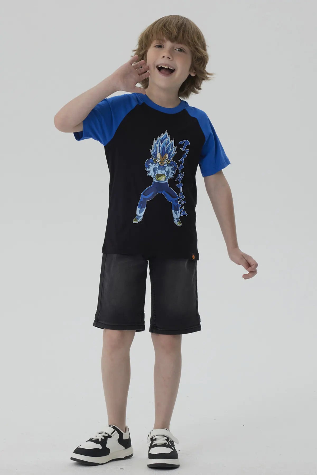 Polera negra con detalles en azul, presenta a Vegeta en su forma Super Saiyan God, con un diseño vibrante y dinámico que resalta su poder en Dragon Ball.