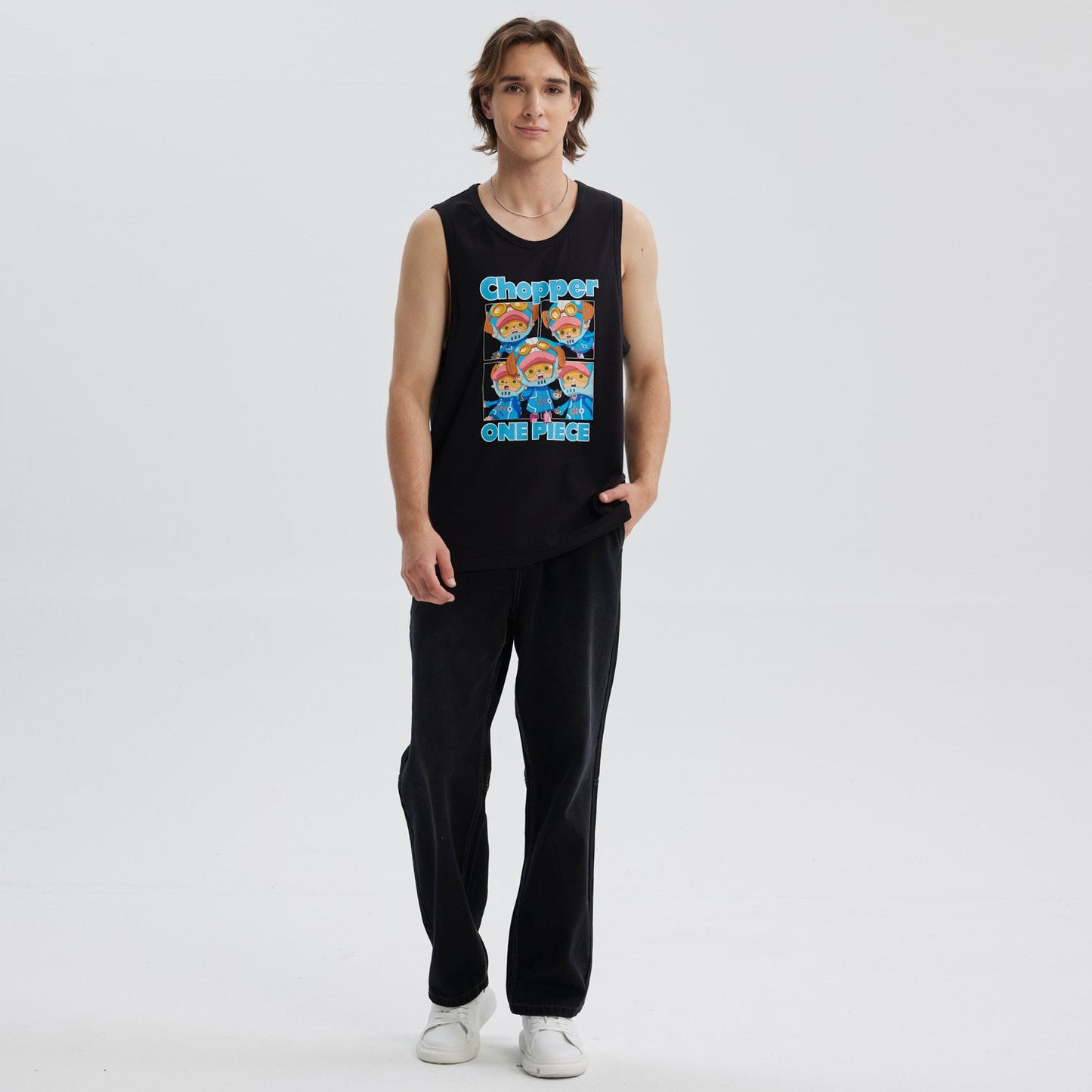 Polera negra sin mangas de algodón con estampado colorido de Chopper de One Piece en estilo caricatura, mostrando varias poses del personaje icónico.