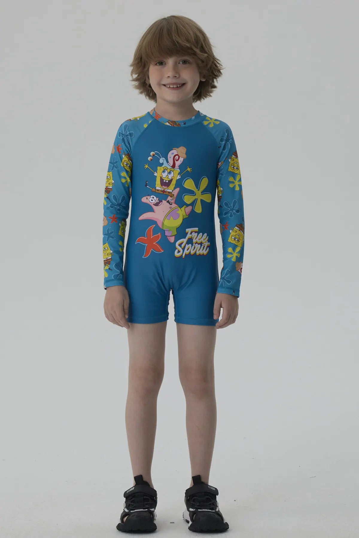 Traje de baño azul con estampado de Bob Esponja y Patricio, ilustración vibrante en mangas y torso, ideal para aventuras bajo el mar.
