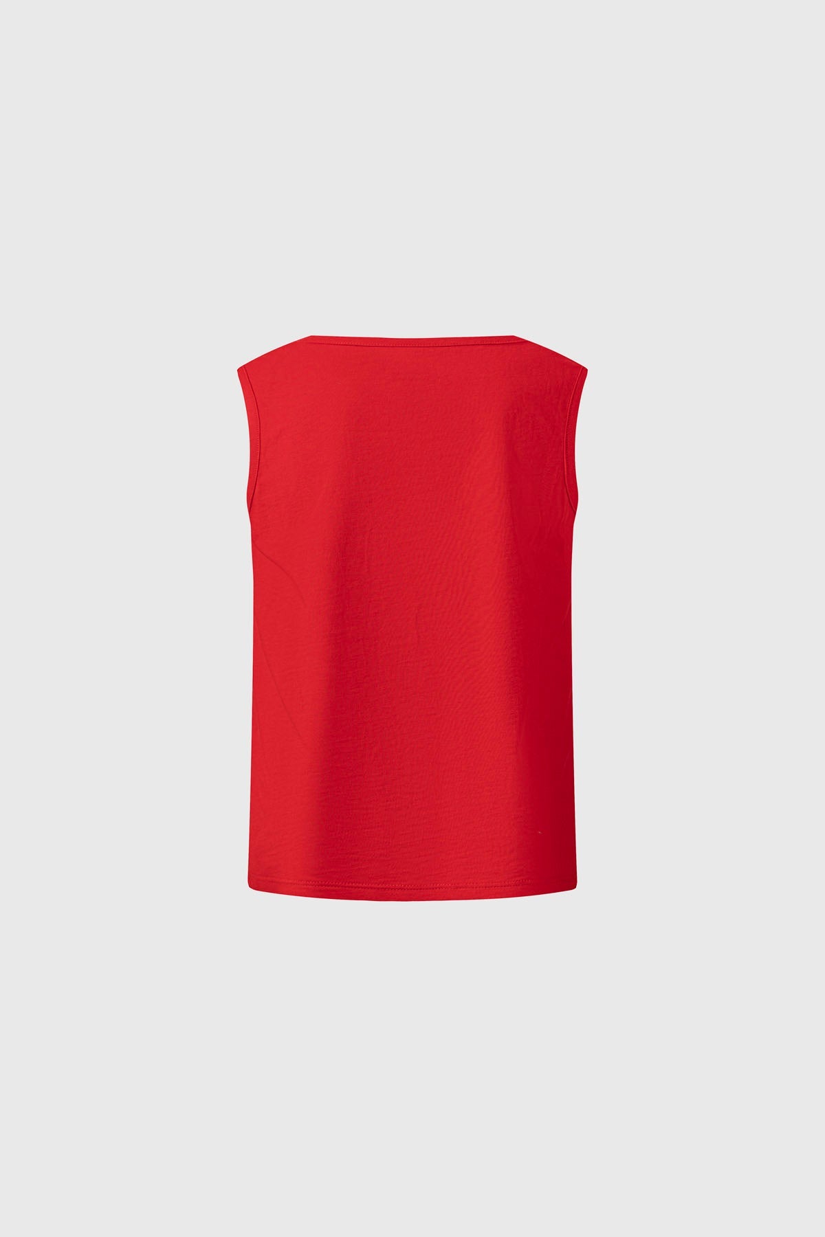 Polera roja sin mangas de algodón con ilustración de Spidey en acción, lanzando telarañas sobre fondo vibrante, ideal para fans de Marvel.