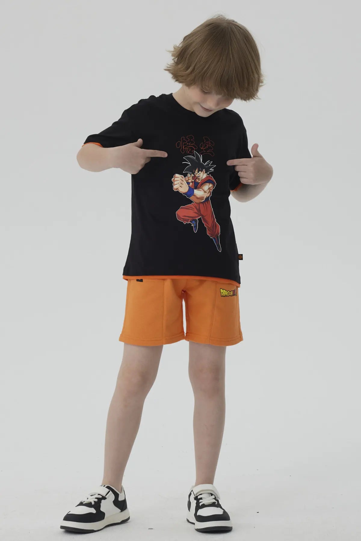 Polera negra de Dragon Ball con Goku en acción, ilustración vibrante y detallada en el centro, destacando su icónico traje naranja y energía.