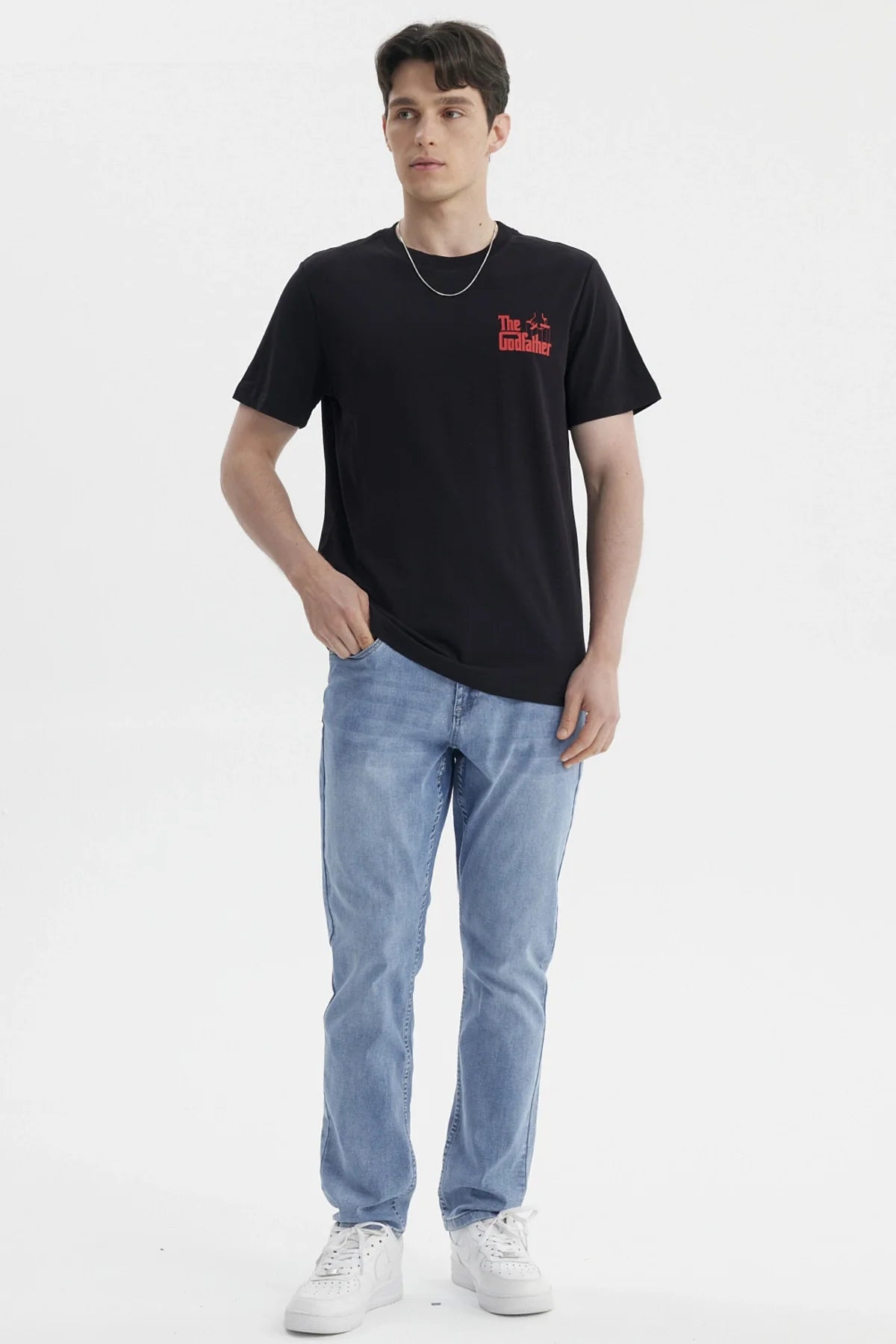 Polera negra de algodón con el icónico logo de 'The Godfather' en rojo, evocando la esencia del clásico cinematográfico en cada detalle.
