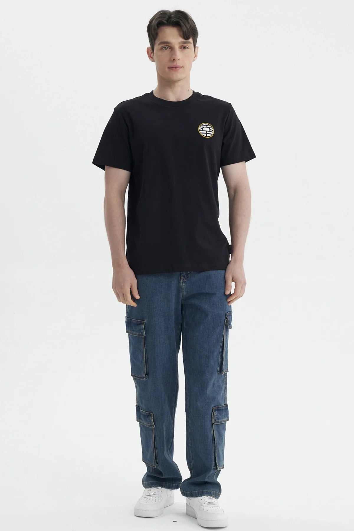 Polera negra de Dragon Ball Z con un sutil logo bordado en amarillo y blanco, ideal para mostrar tu amor por la saga mientras te mantienes cómodo.