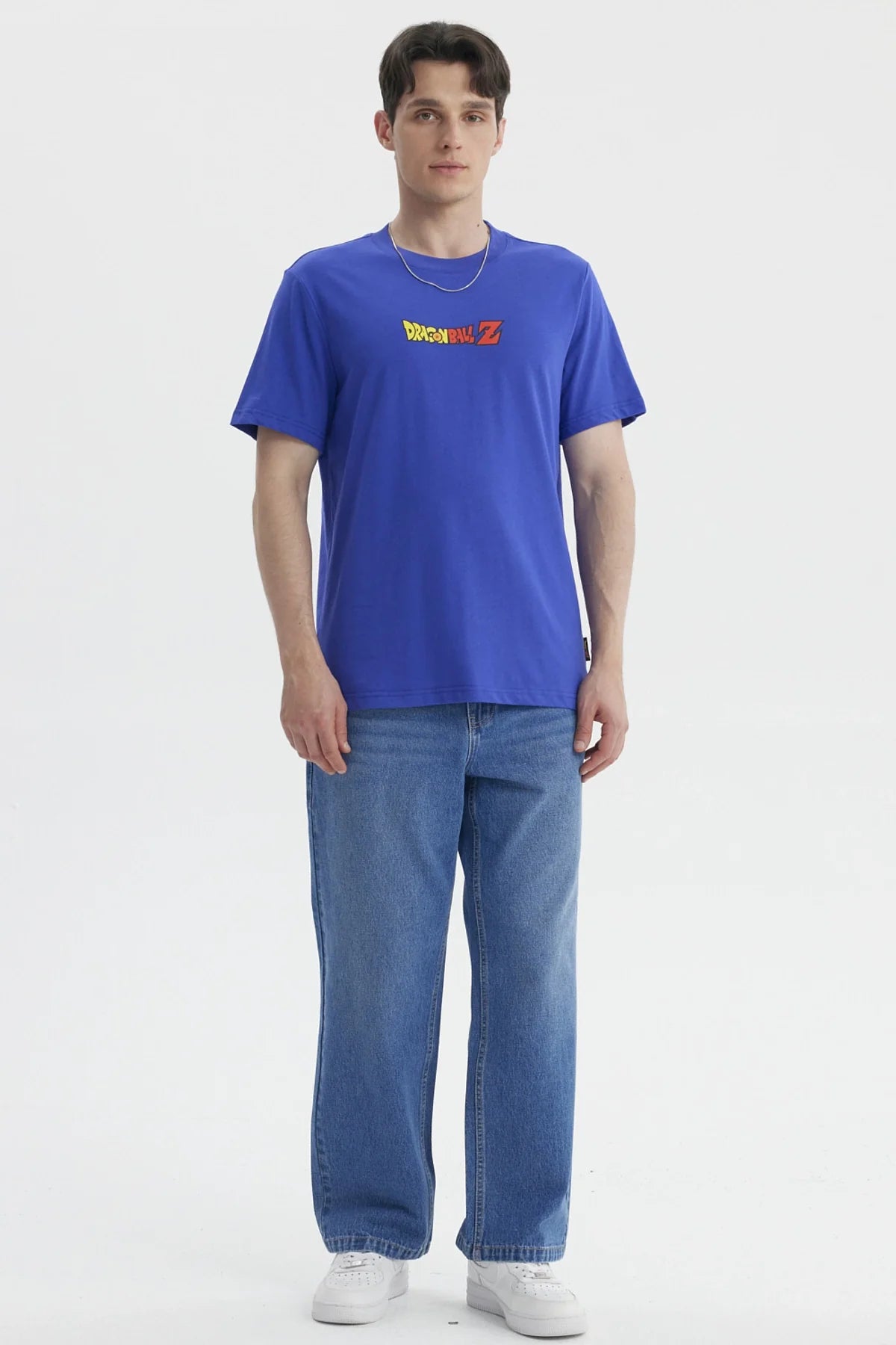 Polera azul de Dragon Ball Z con logo colorido en el pecho, ideal para fanáticos que quieren mostrar su pasión por la serie.