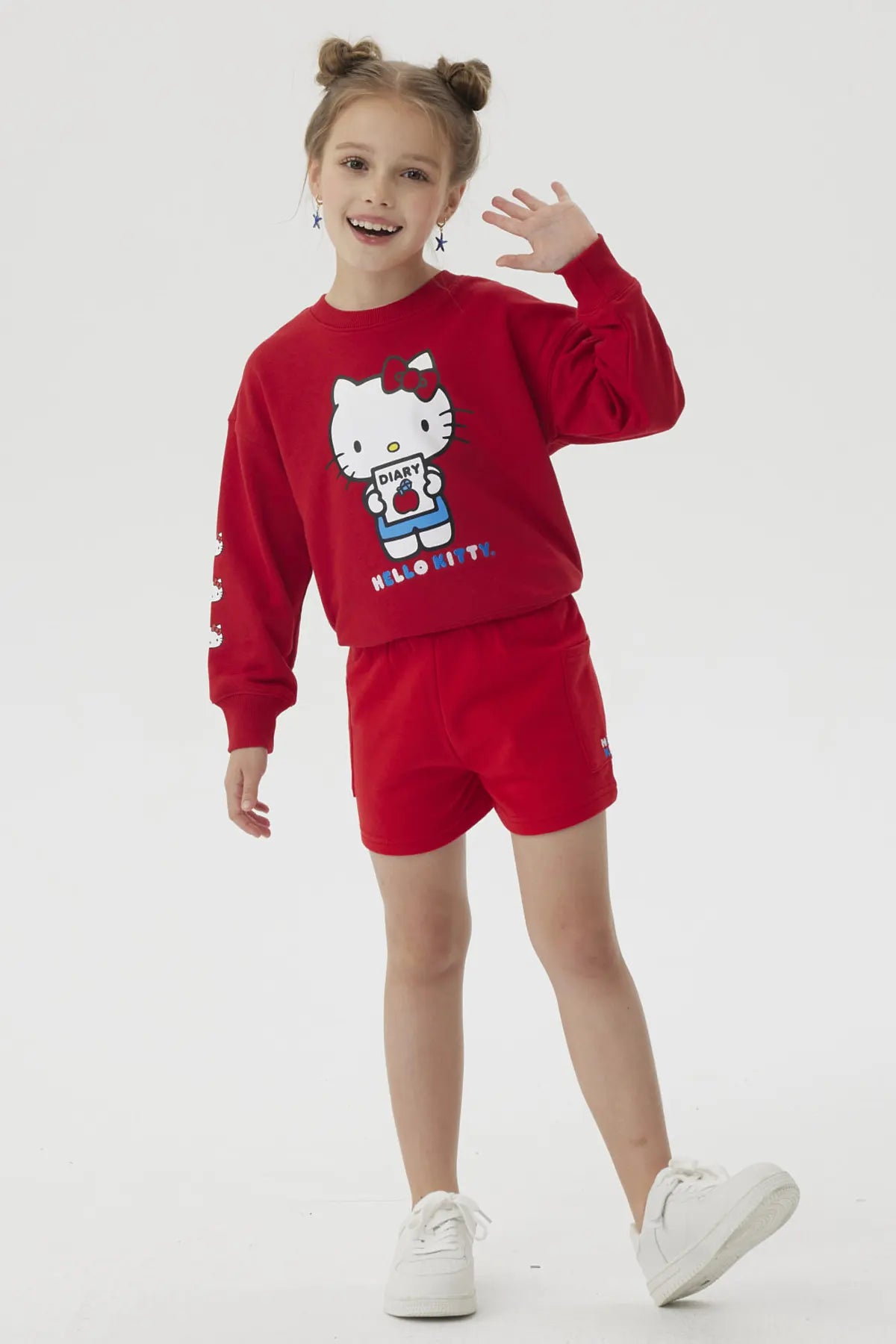 Short rojo de Hello Kitty con estampado icónico en la parte lateral, ideal para fanáticos de la cultura pop que buscan comodidad y estilo.