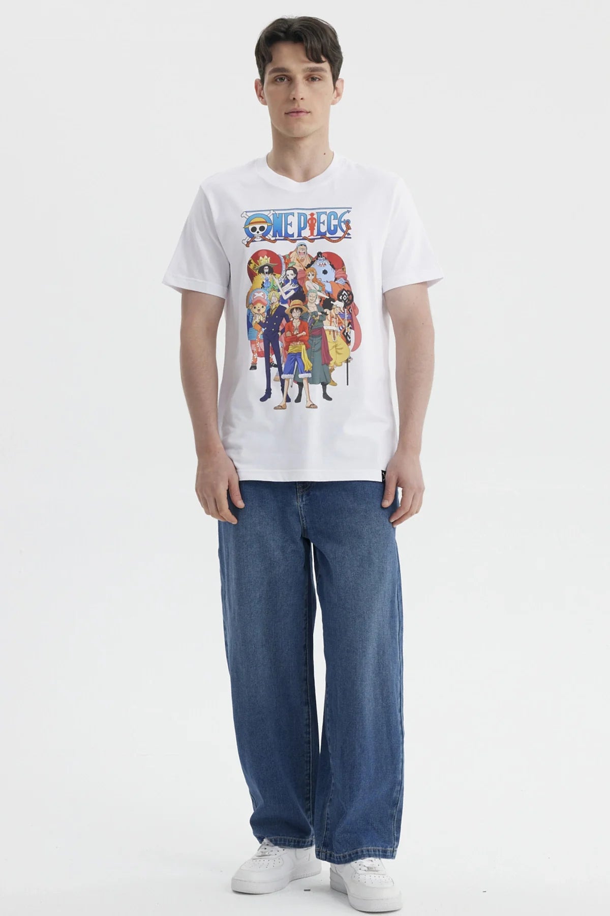 Polera blanca de One Piece con un vibrante estampado que muestra a los icónicos personajes del anime en un estilo colorido y dinámico, perfecta para los fans.