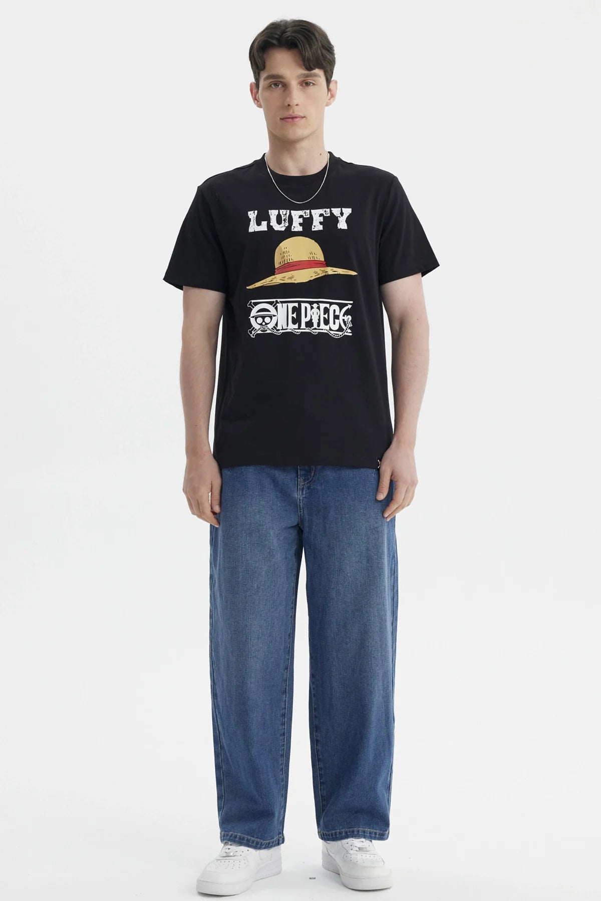 Polera negra de algodón con estampado del sombrero de paja de Luffy y el logo de One Piece, perfecta para mostrar tu pasión por la serie.