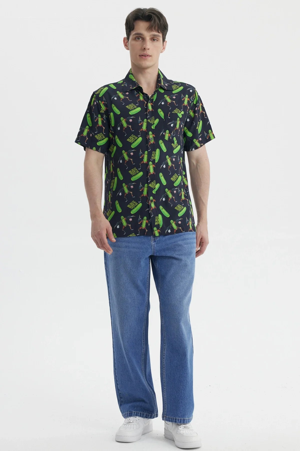 Camisa negra con estampado de Pickle Rick en verde, mostrando al personaje en acción y frases icónicas de la serie Rick and Morty, ideal para fanáticos.