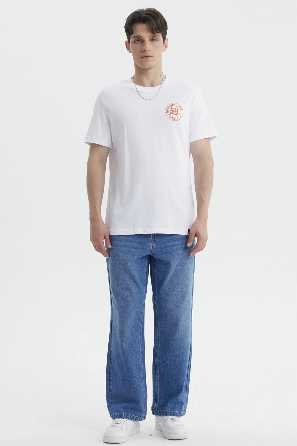 Polera blanca de Dragon Ball con estampado circular en naranja que dice 'DRAGON BALL SUPER' y símbolo kanji, ideal para fans del anime.