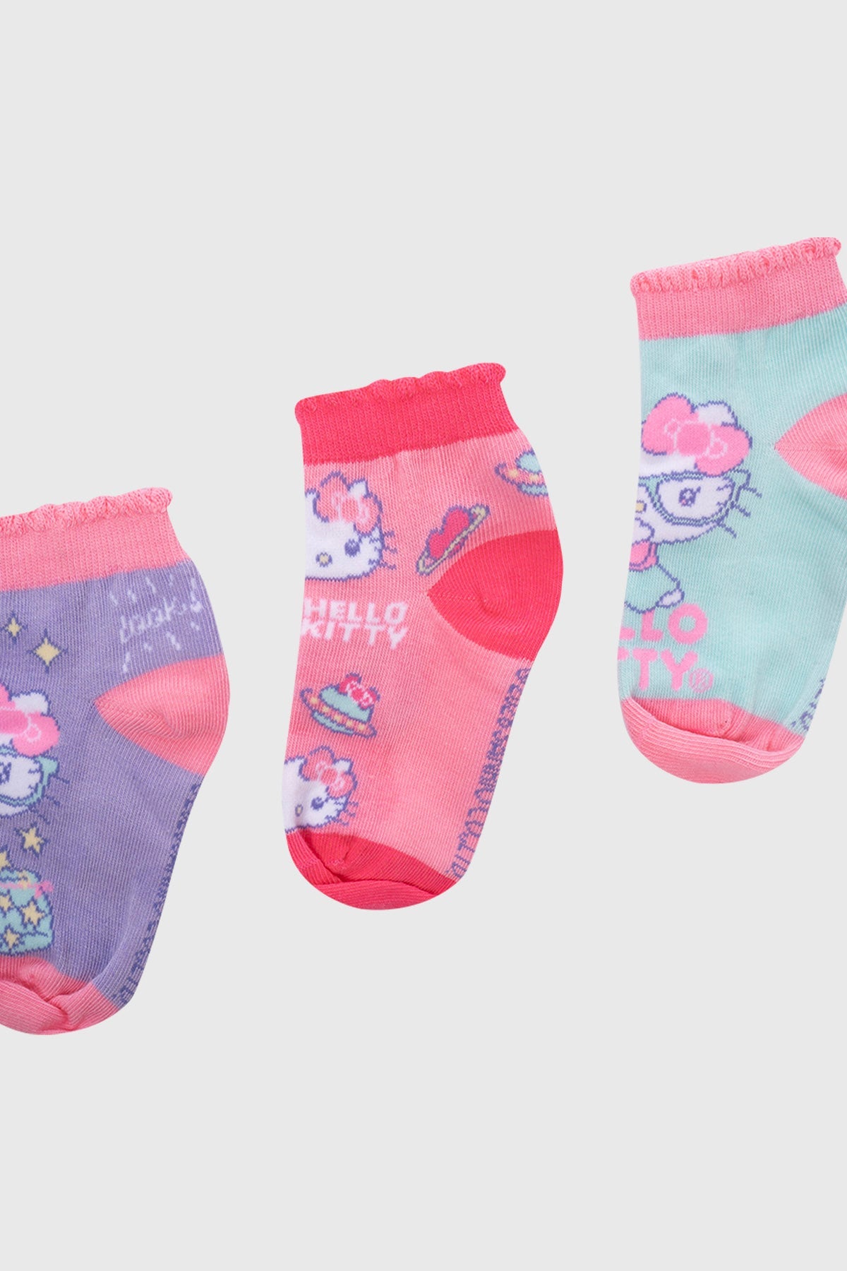 Calcetas cortas en tonos morado, rosa y verde, con ilustraciones de Hello Kitty en diferentes poses, ideales para los fans de la icónica gatita.