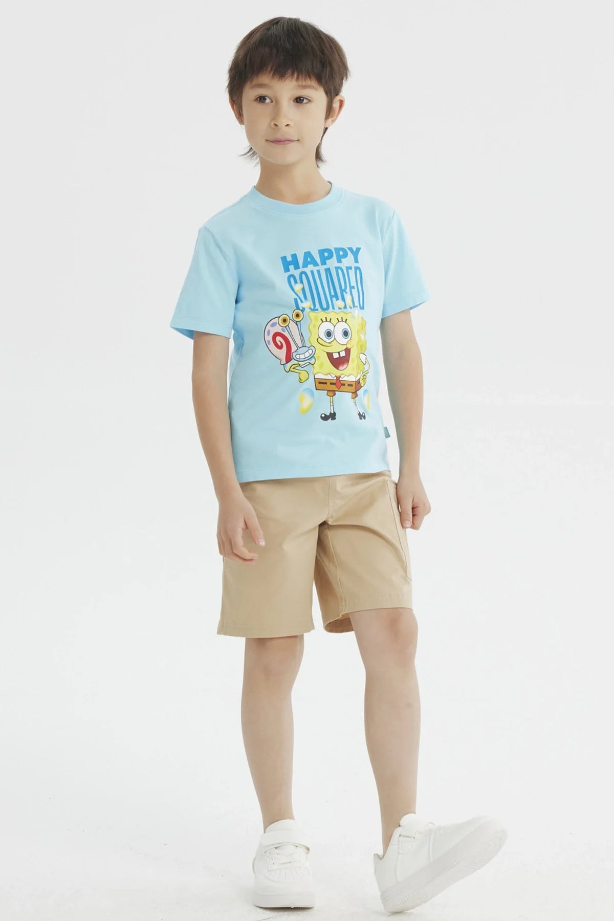 Polera celeste de algodón con un diseño vibrante de Bob Esponja y Gary, destacando el texto 'HAPPY SQUARED', perfecta para fans de Nickelodeon.