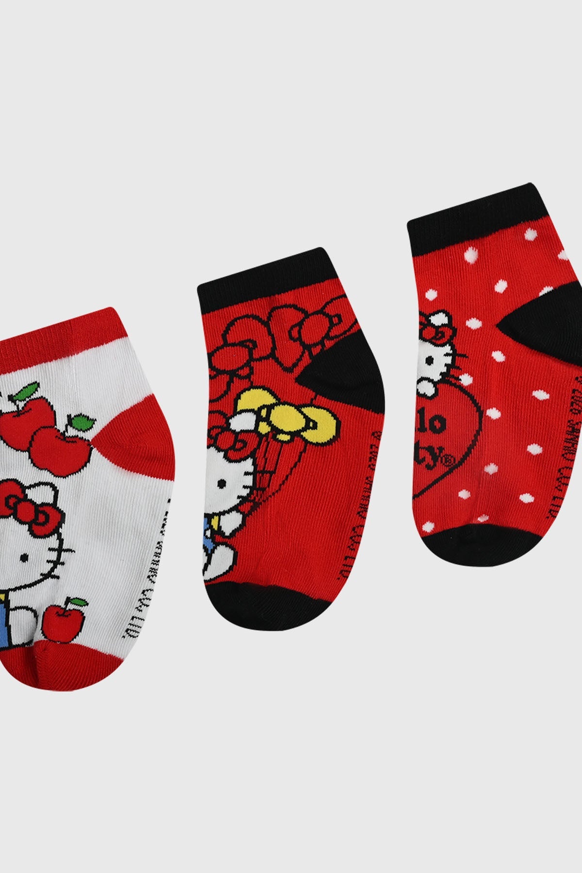 Calcetas rojas con estampados de Hello Kitty, mostrando a la icónica gatita con manzanas y globos, perfectas para los fans de Sanrio.