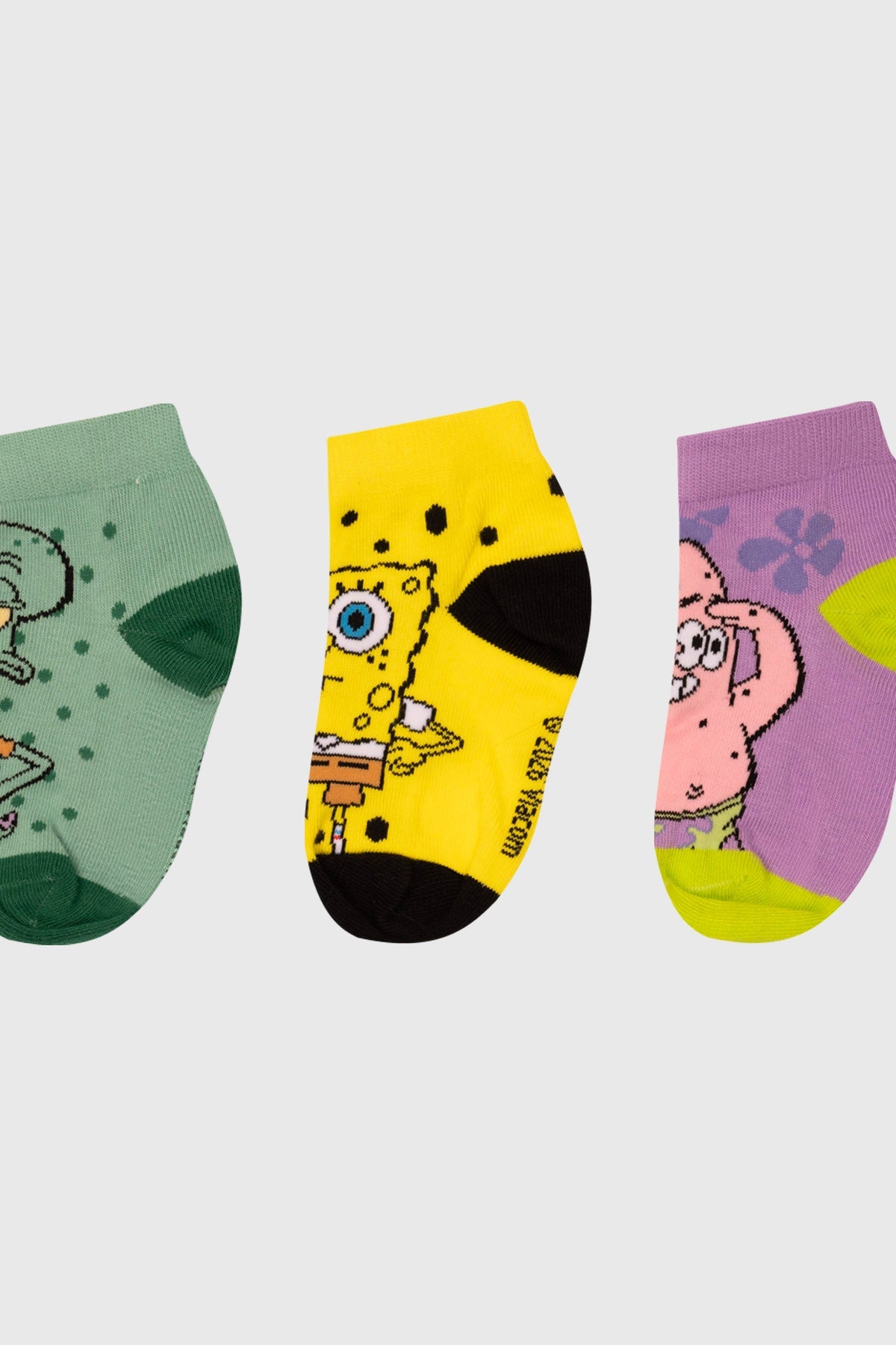 Tripack de calcetas colorido con diseños de Bob Esponja, Patricio y Calamardo, mostrando sus icónicas expresiones en un estilo divertido y vibrante.