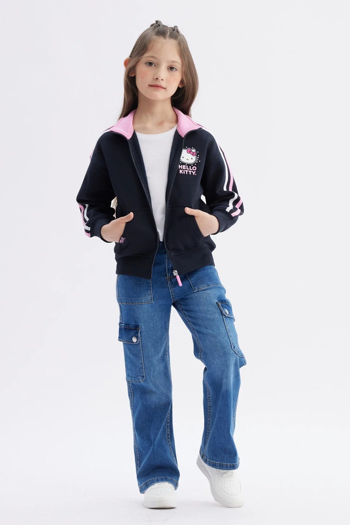Polerón azul marino con franjas rosa y blanca, presenta un estampado de Hello Kitty en el pecho, ideal para fans de la icónica gatita.