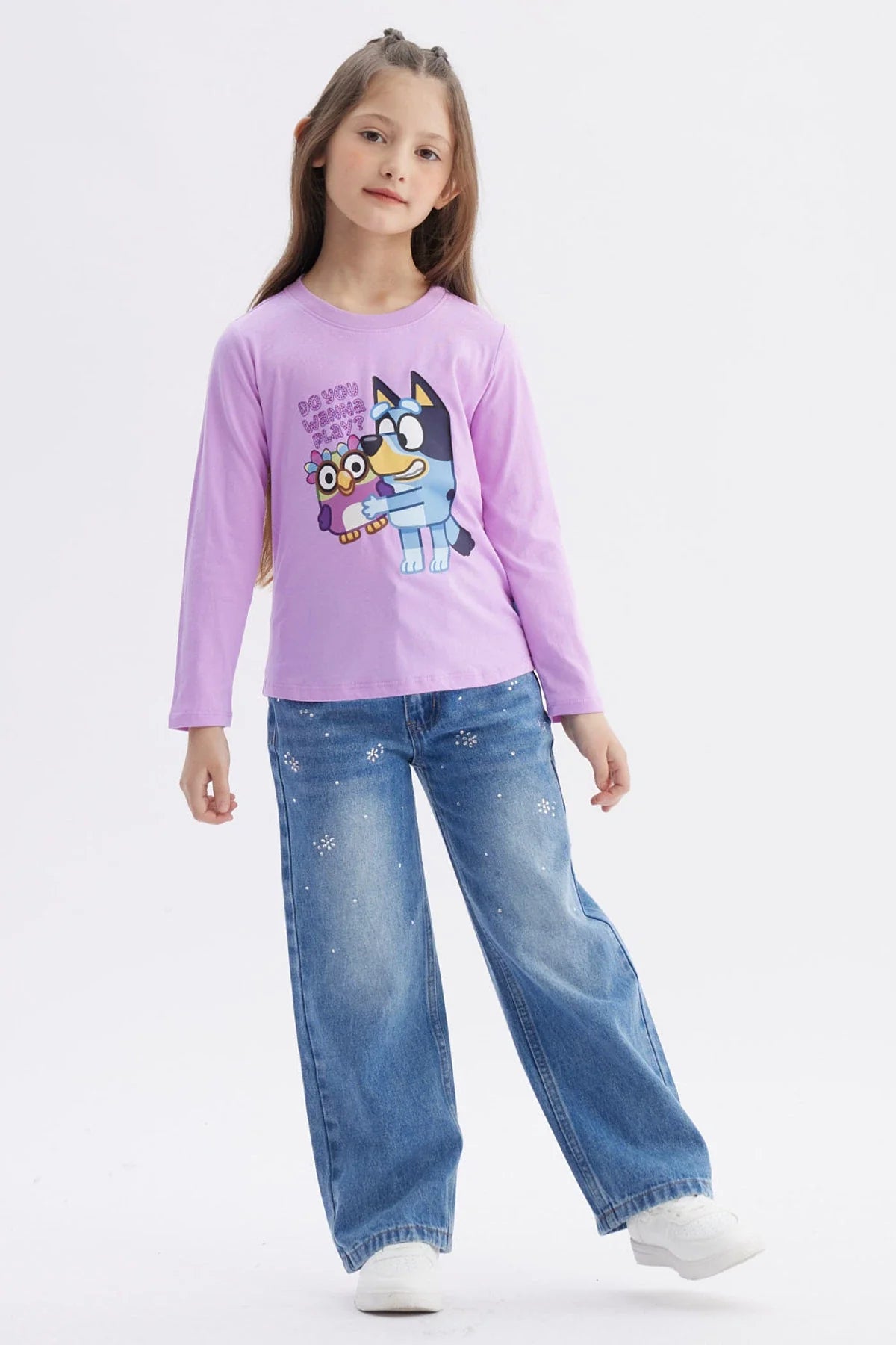 Polera lila claro con ilustración de Bluey y un ave, con el texto "DO YOU WANNA PLAY?" en estilo divertido, perfecta para fans de la serie animada.