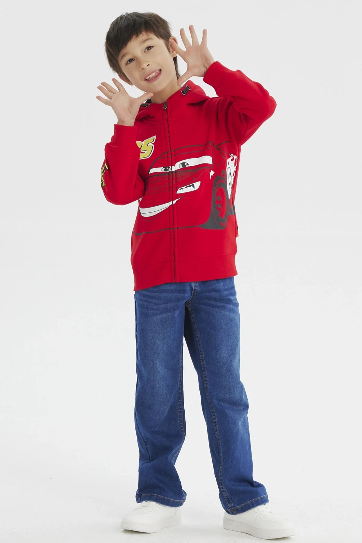 Polerón rojo vibrante con el icónico Rayo McQueen en el frente, estampado en técnica digital, número 95 en amarillo, ideal para fans de Cars.
