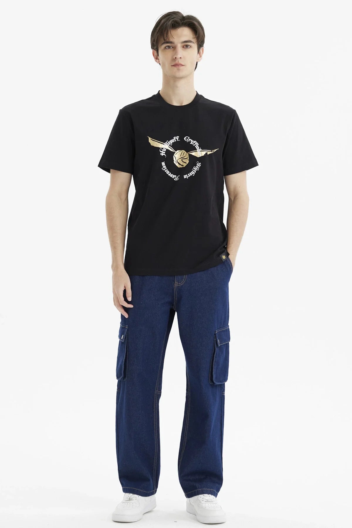 Polera negra con estampado dorado del Snitch dorada, destacando alas y texto en un diseño elegante, ideal para fanáticos de Harry Potter.
