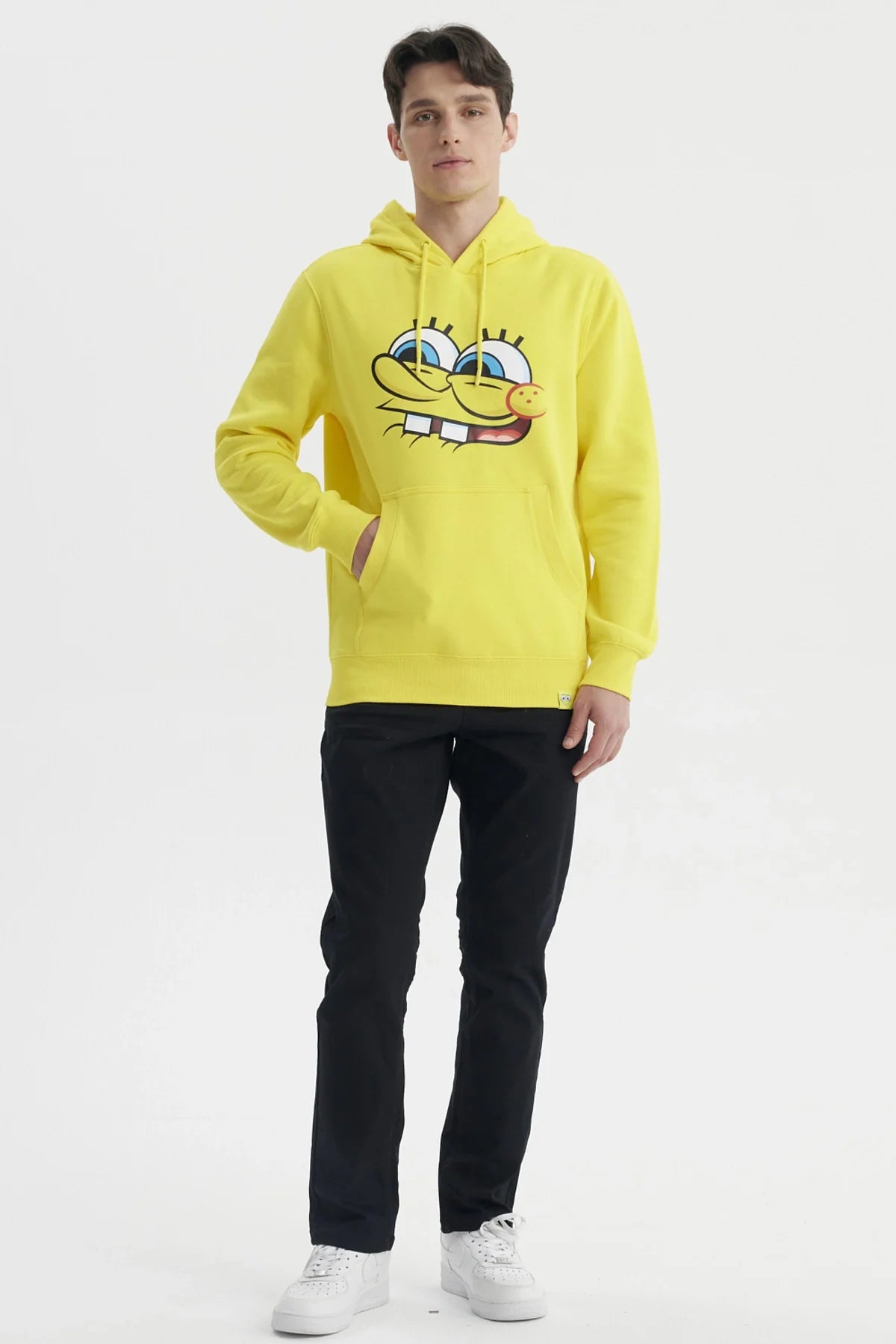 Polerón amarillo con la cara de Bob Esponja, diseño colorido y divertido, ideal para fans de Nickelodeon que buscan comodidad y estilo.