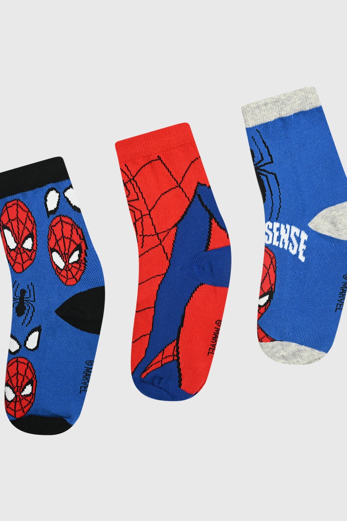 Tripack de calcetines de Spiderman en azul, rojo y negro con diseños icónicos del héroe, incluyendo su rostro y telarañas, perfecto para fans de Marvel.