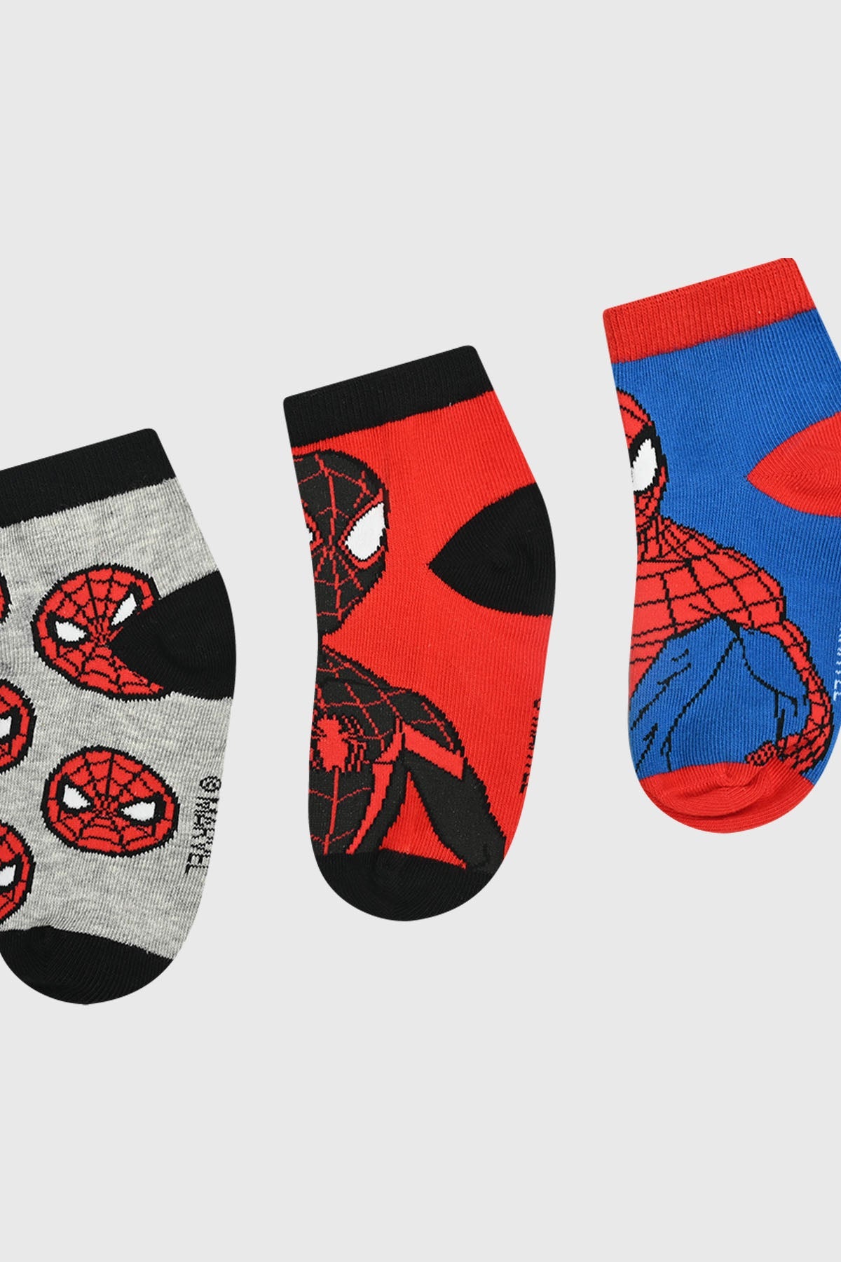 Tripack de calcetas Spiderman en gris con logos, rojo con Spider-Man en acción y azul con diseño clásico, ideal para fans del universo Marvel.