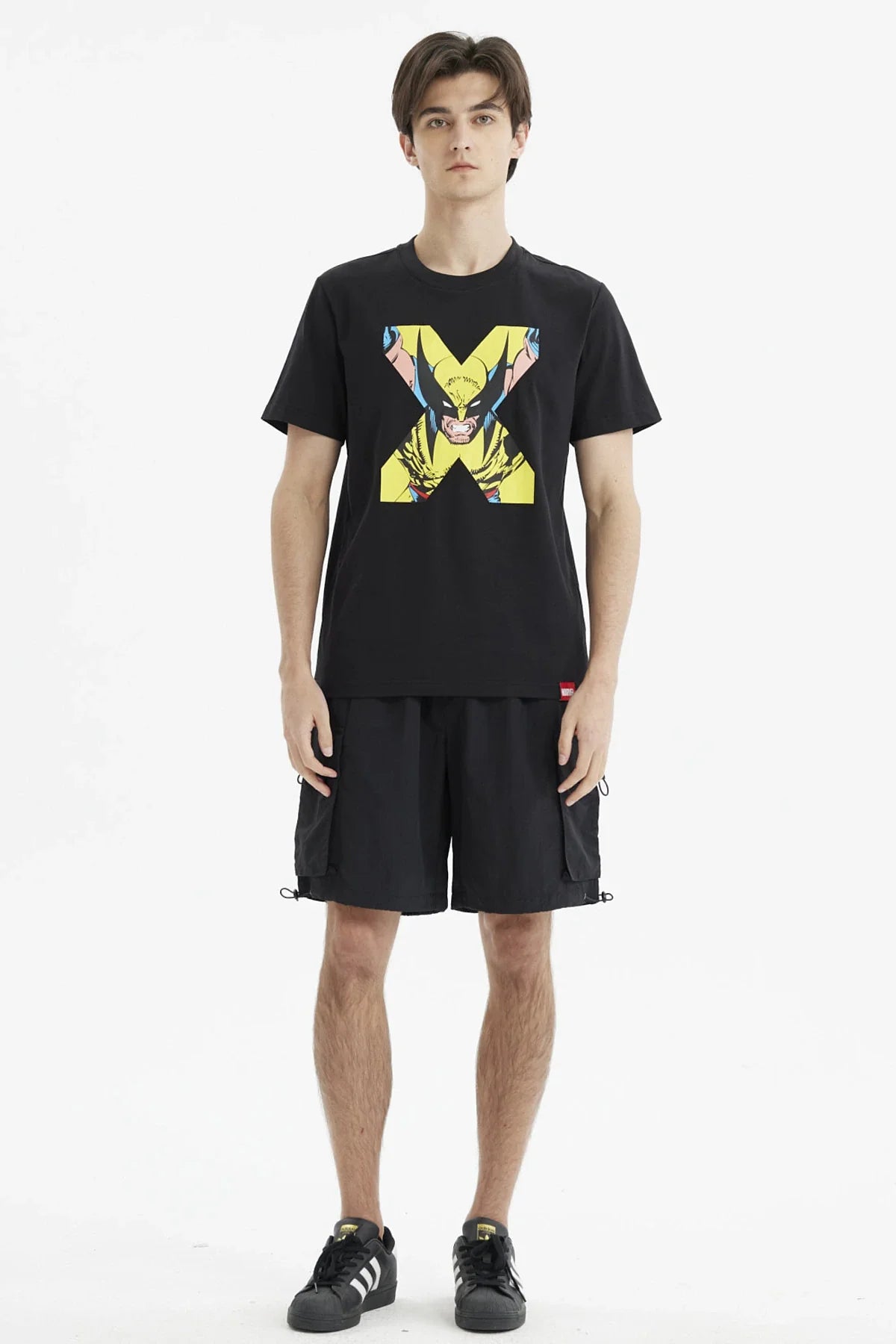 Polera negra de algodón con ilustración vibrante de Wolverine en acción, destacando su emblemático traje amarillo y azul, perfecta para fans de X-Men.