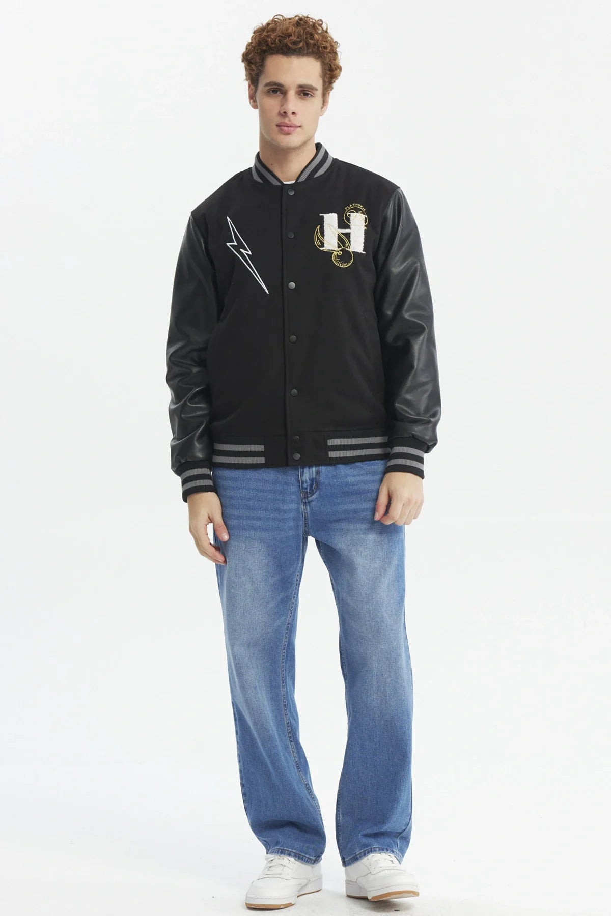 Chaqueta negra de Harry Potter con mangas de cuero, presenta un rayo blanco y el emblema de Gryffindor, ideal para mostrar tu lealtad al mundo mágico.