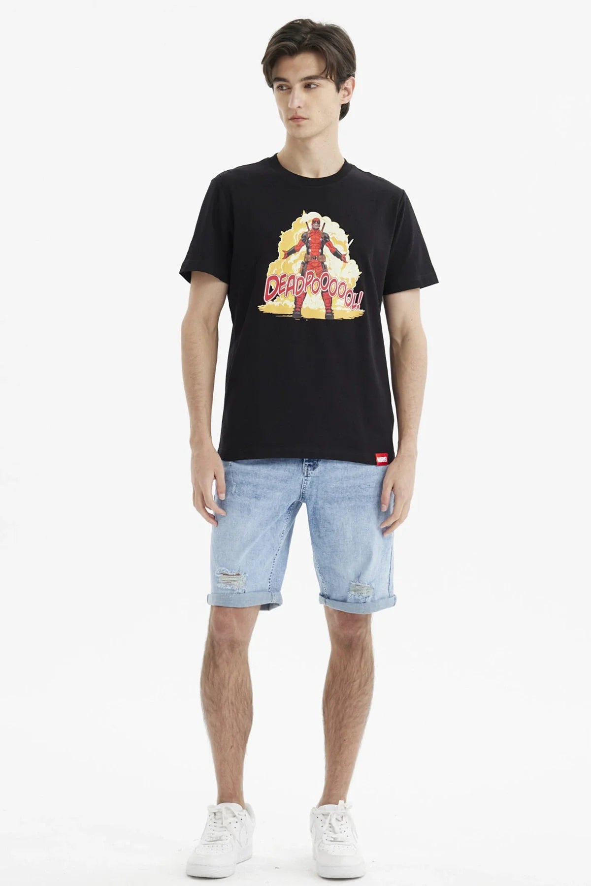 Polera negra de algodón con ilustración de Deadpool en acción, fondo explosivo y el texto "DEADPOOOOL!" en rojo, perfecta para fans del universo Marvel.