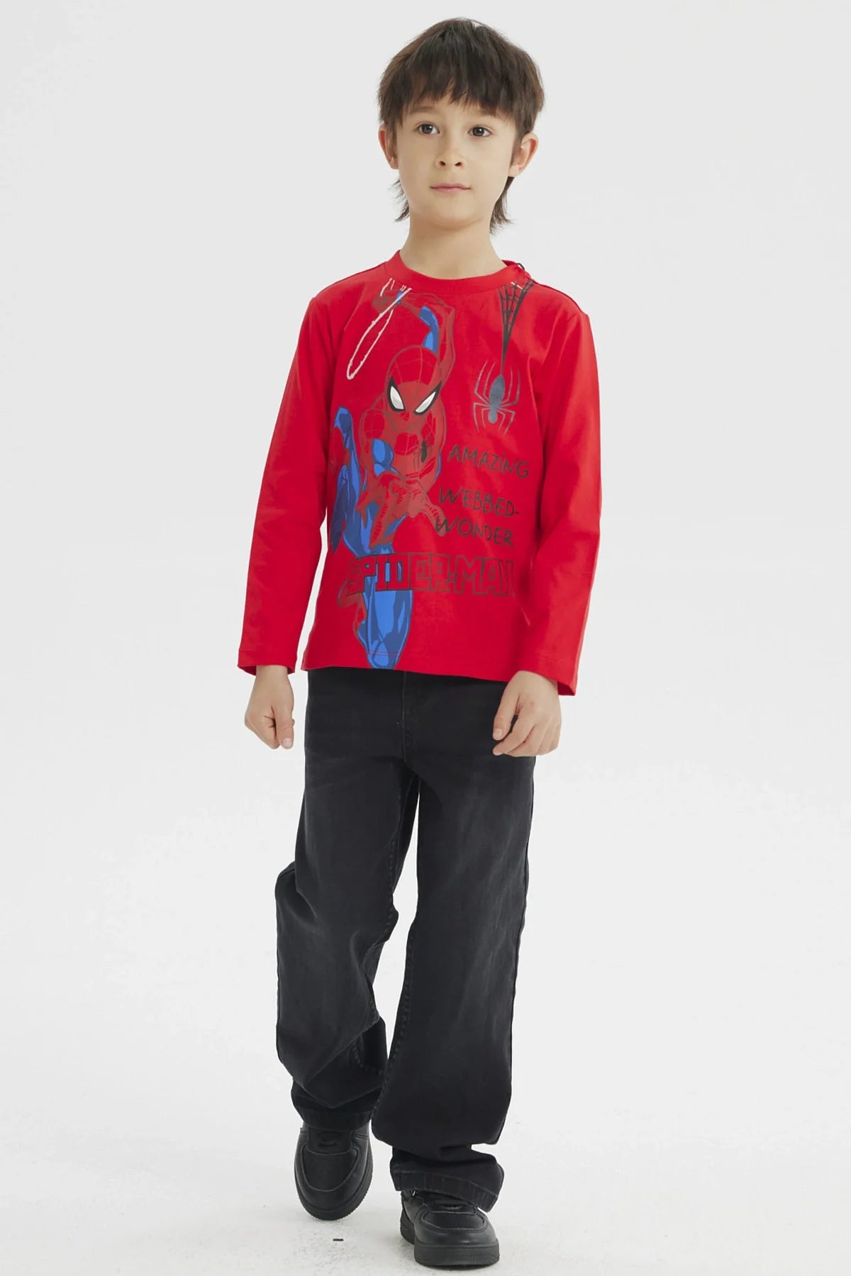 Polera roja de Spiderman con ilustración vibrante del héroe lanzando telarañas y el texto 'Amazing Webbed Wonder' en un diseño dinámico.