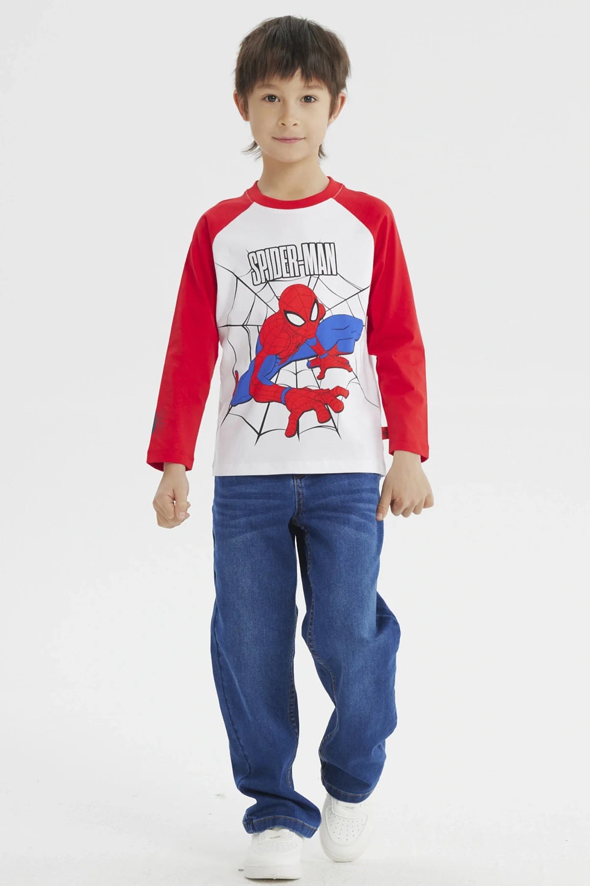 Polera Spiderman blanca con mangas rojas, presenta una ilustración vibrante de Spiderman en acción sobre una telaraña, ideal para fans de Marvel.