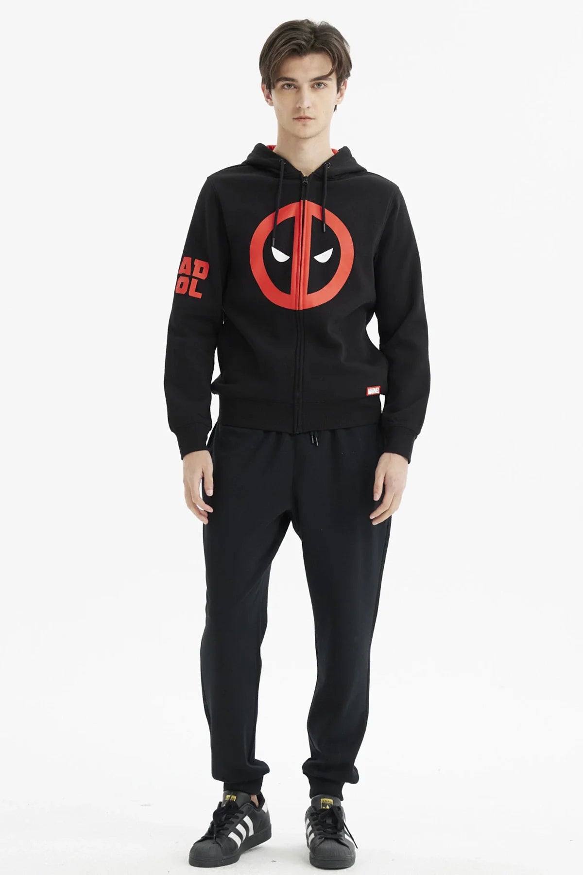 Polerón negro con capucha de Deadpool, presenta un gran logo del personaje en rojo en el pecho y la palabra 'POOL' en la manga, ideal para fans de Marvel.