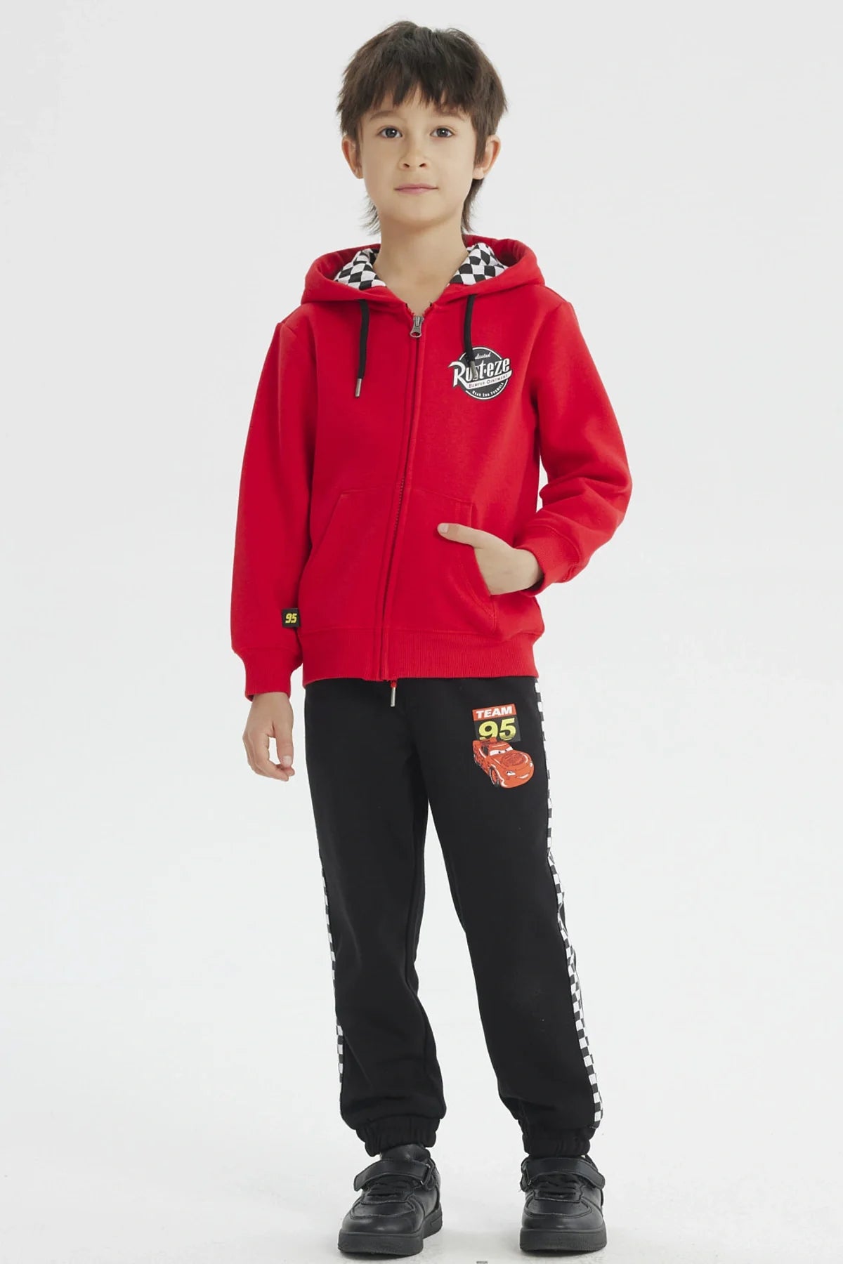 Polerón rojo vibrante con capucha, presenta el logo de Rusteze y detalles de cuadros en el interior, ideal para fans de Cars y su icónico rayo McQueen.