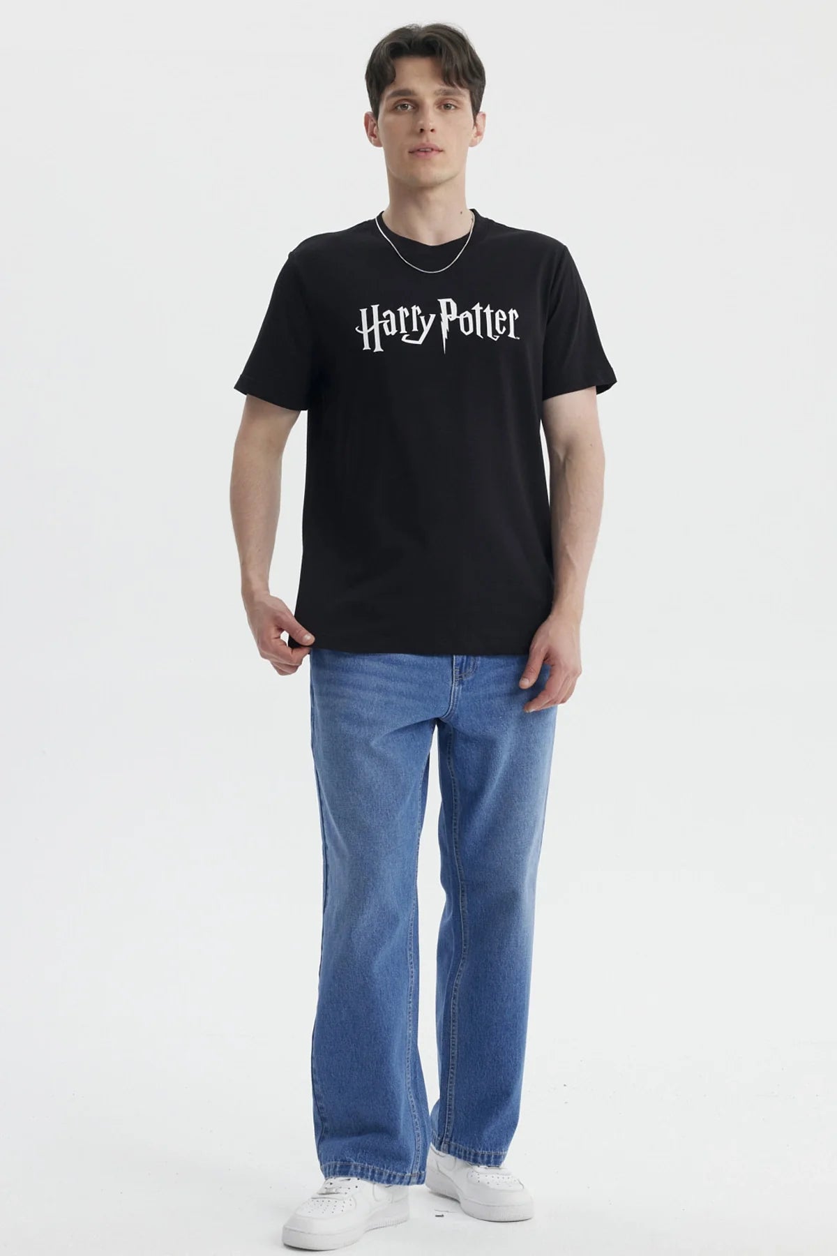 Polera negra de algodón con el icónico logo de Harry Potter en blanco, ideal para los fans de la saga mágica, perfecta para mostrar tu lealtad a Hogwarts.