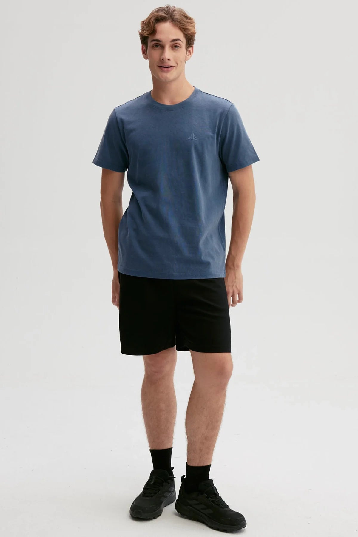 Polera azul de algodón con un diseño minimalista en el pecho, ideal para quienes buscan un estilo casual y cómodo, perfecta para el día a día.