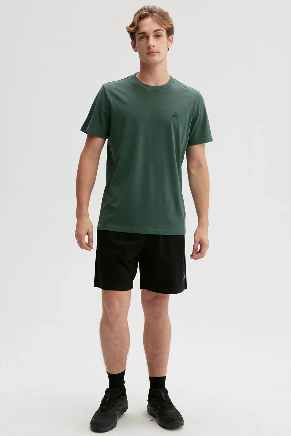 Polera verde de algodón con un discreto logo en el pecho, ideal para los fanáticos que buscan un estilo casual y cómodo, perfecta para cualquier aventura.