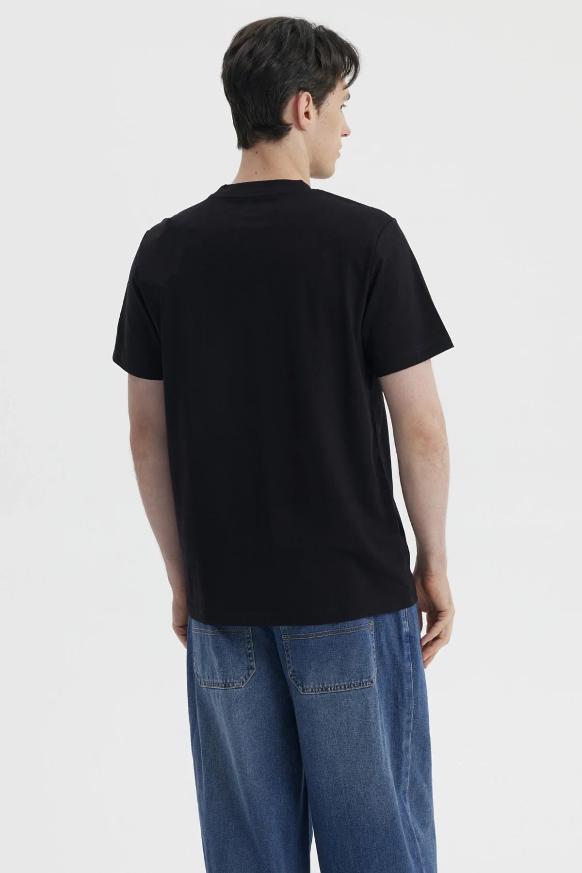 Polera negra de algodón con un vibrante estampado de personajes de Dragon Ball, destacando a Goku en acción rodeado de sus amigos y enemigos icónicos.