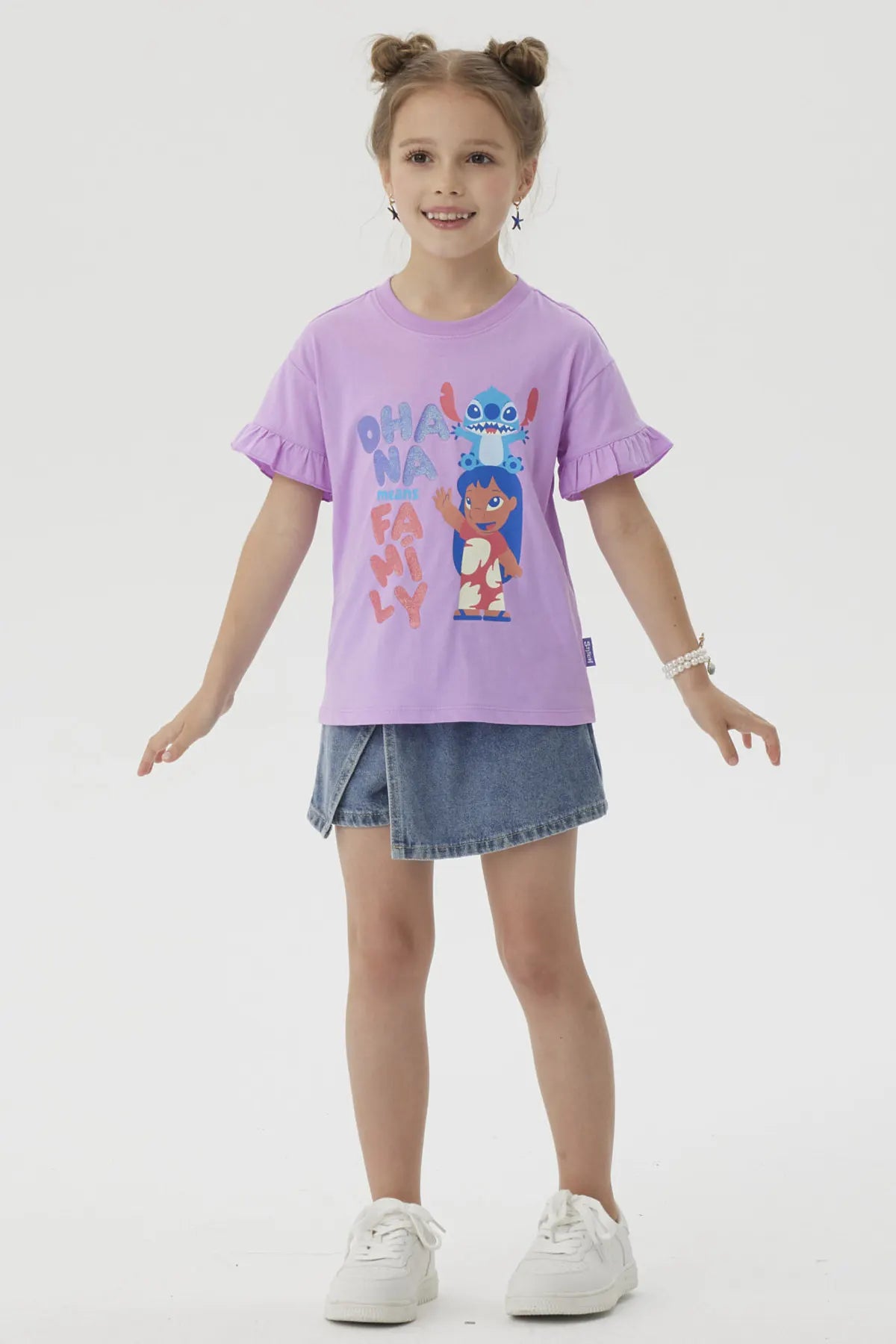 Polera lila de algodón con estampado vibrante de Lilo y Stitch, mostrando a Lilo sonriendo y a Stitch sobre su cabeza, con el texto "OHANA means FAMILY" en colores llamativos.