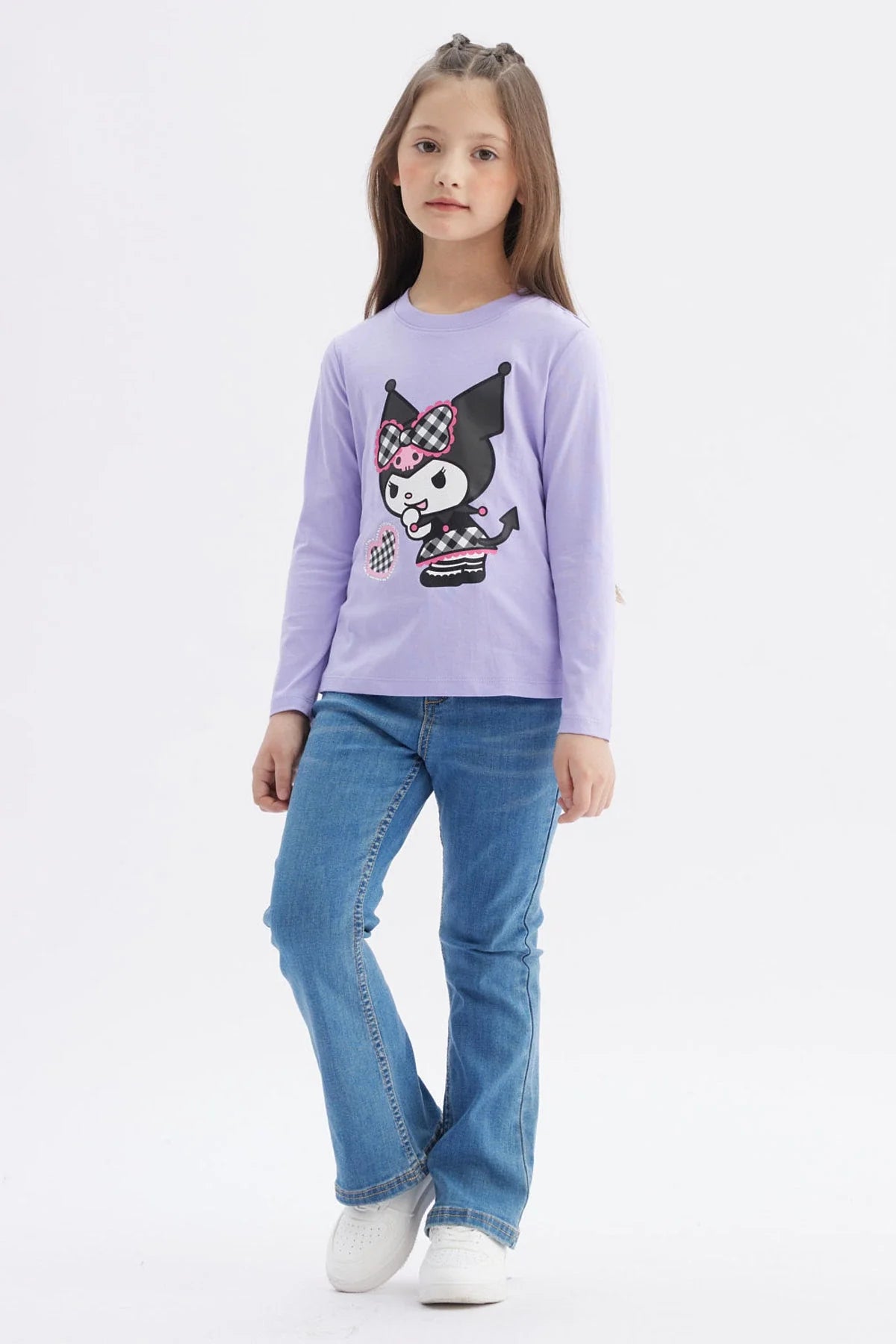 Polera lila de manga larga con estampado de Kuromi, mostrando su icónica figura con lazo a cuadros y detalles en rosa, perfecta para fans de Sanrio.