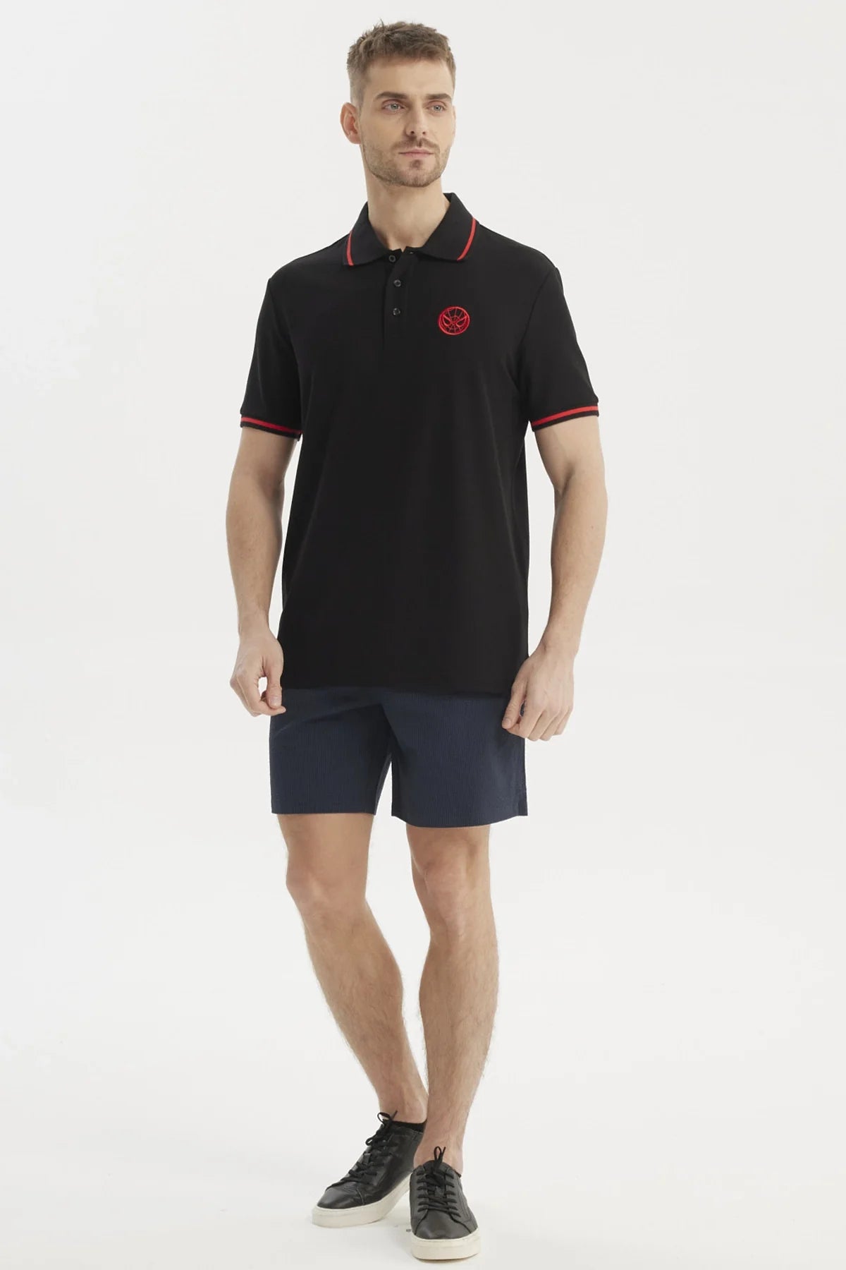 Polera piqué negra con detalles en rojo y logo de Spider-Man bordado en el pecho, ideal para fans del universo Marvel que buscan estilo y comodidad.