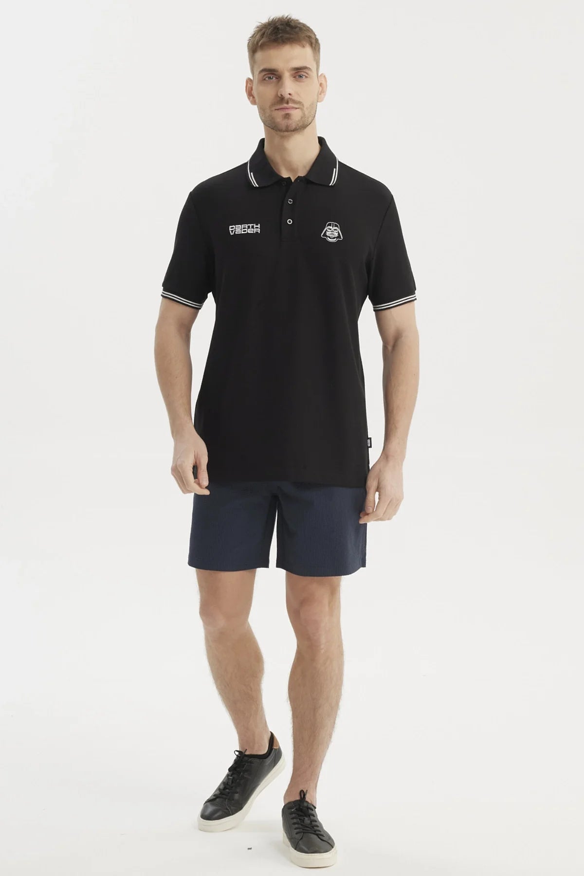 Polera Piqué negra con detalles en blanco, presenta el icónico casco de Darth Vader y la frase 'DEATH VADER', ideal para fans de Star Wars.