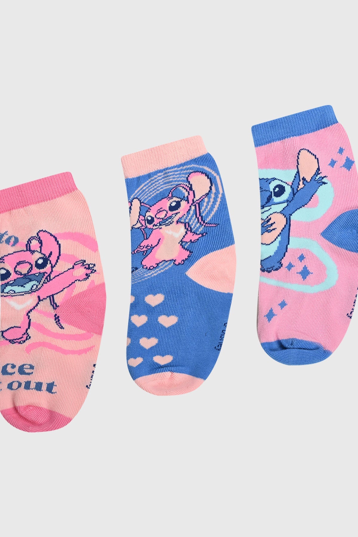 Tripack de calcetines en tonos rosa y azul con estampados de Stitch y Angel, mostrando sus icónicas poses y corazones, ideal para fans de Lilo & Stitch.