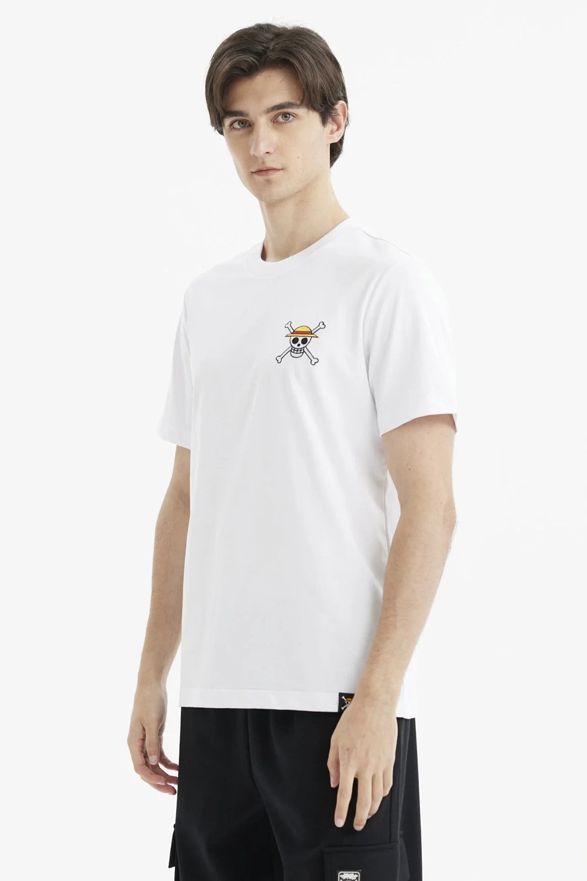 Polera blanca de algodón con el icónico logo de Luffy de One Piece, estampado en el pecho con colores vibrantes, perfecta para mostrar tu amor por la aventura en alta mar.