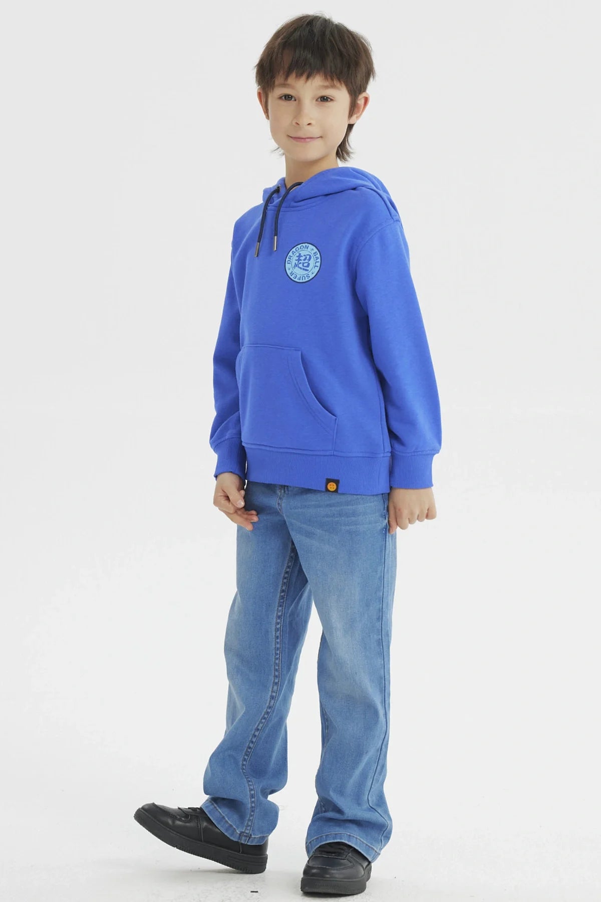 Polerón azul con capucha, presenta un logo circular de Dragon Ball en el pecho, ideal para los fans de Vegeta, combinando comodidad y estilo.