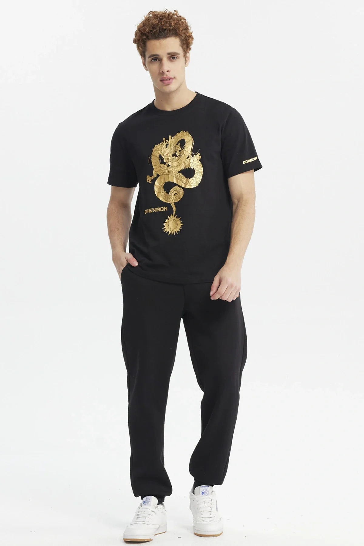 Polera negra de Dragon Ball Z con estampado dorado de Shenron en el centro, mostrando al dragón envuelto y la palabra 'SHENRON' en la parte inferior.