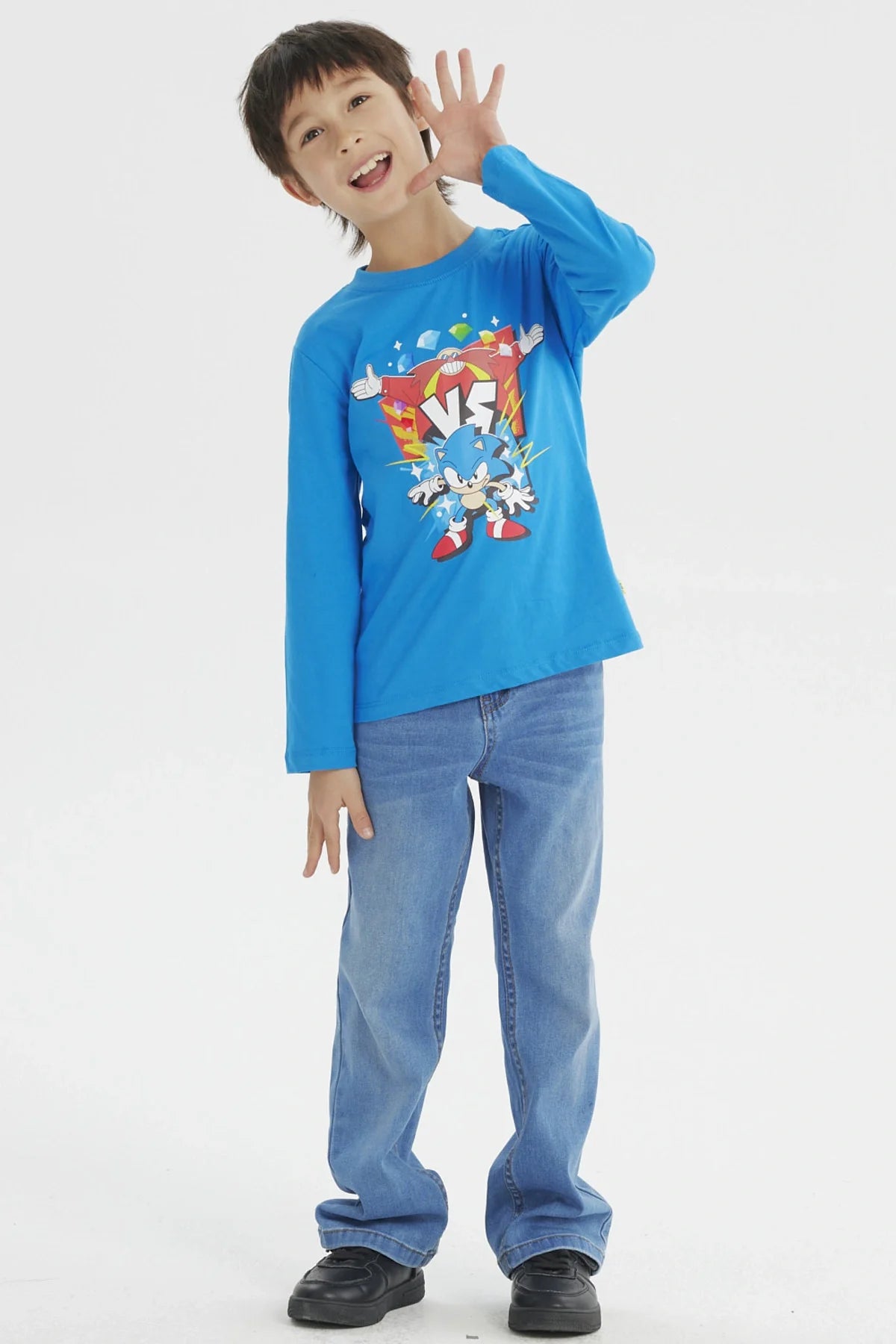 Polera azul con estampado de Sonic y Dr. Eggman en acción, mostrando el clásico enfrentamiento entre héroe y villano, ideal para fans de Sega.